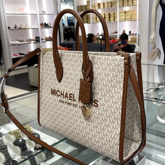 Michael Kors Mirella MD EW Tote Vanilla Shoulder Tote
35F2G7ZT2B
NWT - Picture 8 of 16